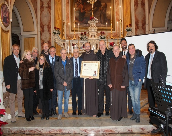 EVENTI. Emozioni per il “miglior presepista” Padre Rosario. Premio Monsignor Grottoli a Matteo Schinaia