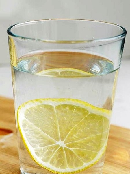 Bere acqua calda e limone appena svegli fa bene?