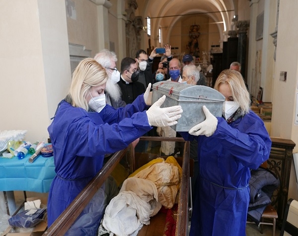 L’equipe di Paleopatologia dell’Università di Pisa allo studio dei resti di San Ceccardo, patrono di Carrara