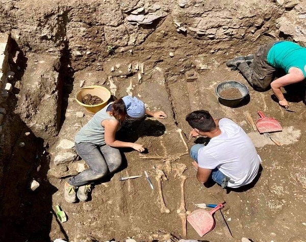 Dagli scavi nel giardino della chiesa di San Sisto riemergono il chiostro del XIII secolo e sepolture medievali
