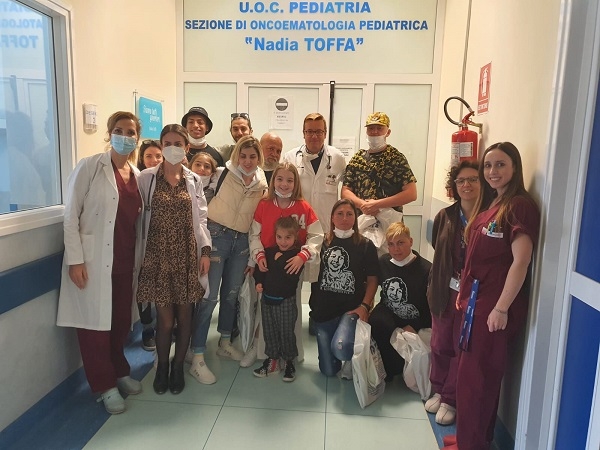 Associazione Giorgio Forever, la youtuber Ameli fa visita al reparto di Oncologia Pediatrica del S.S. Annunziata