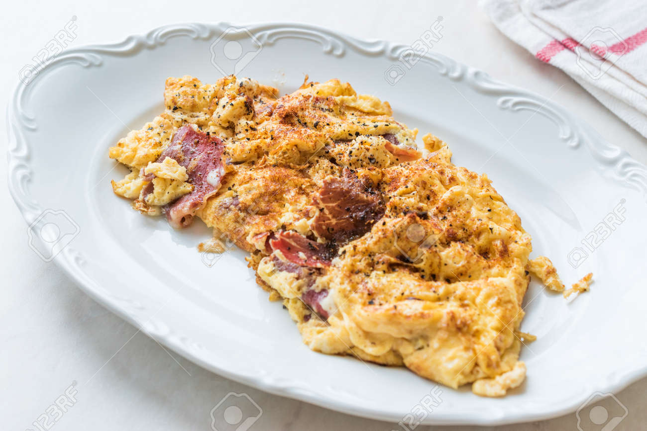 Uova strapazzate con prosciutto e formaggio: la ricetta facile e veloce per un pasto completo e gustoso