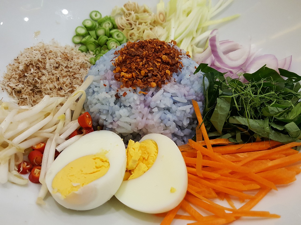 Insalata di riso integrale con verdure e tofu: la ricetta per un piatto unico light