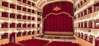 Esplora il Teatro San Carlo di Napoli: Tesoro Culturale e Architettonico