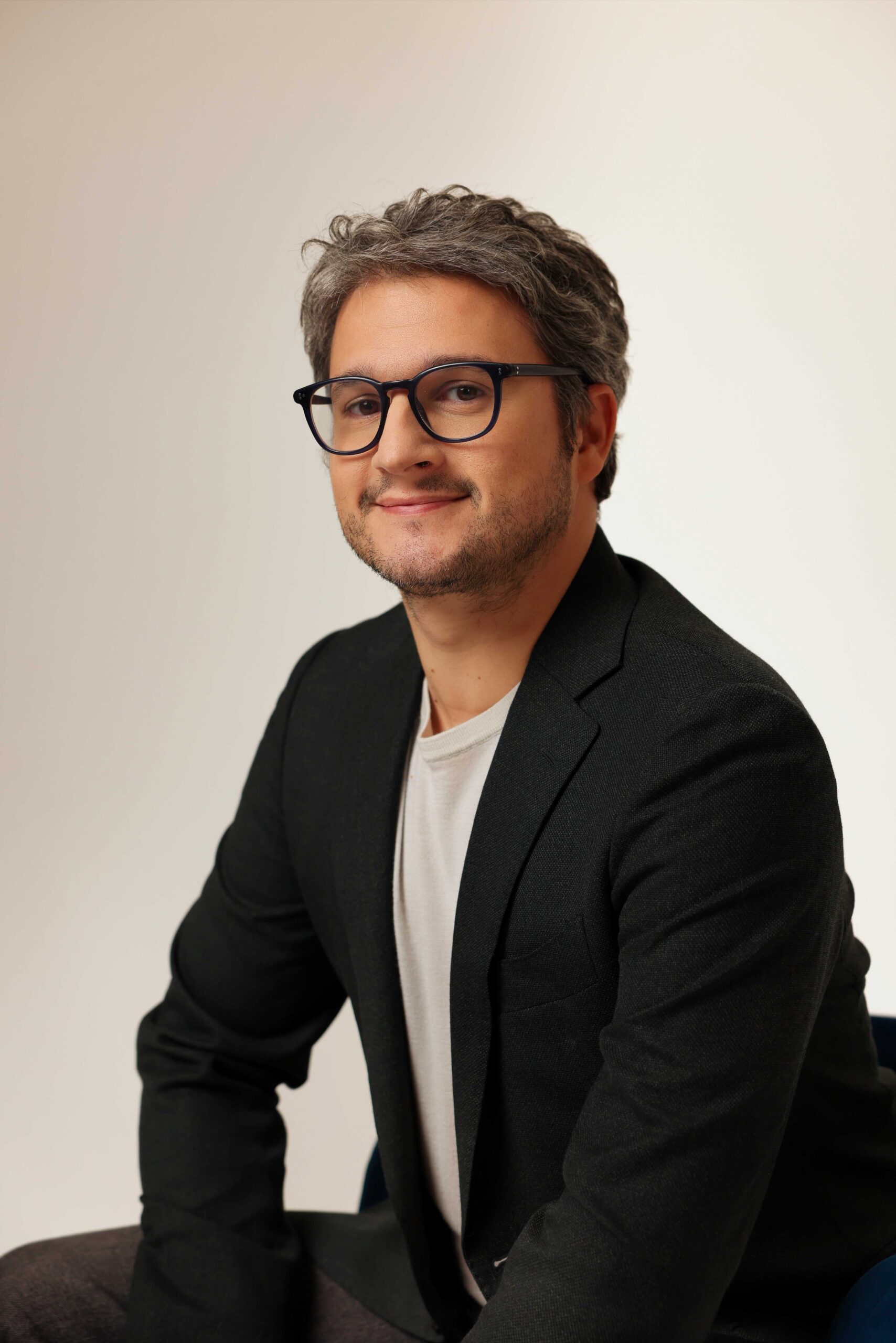 LUCA MAZZUCCHELLI – DA MAGGIO DEBUTTA A TEATRO CON LO SPETTACOLO “TERAPIA AL CONTRARIO”