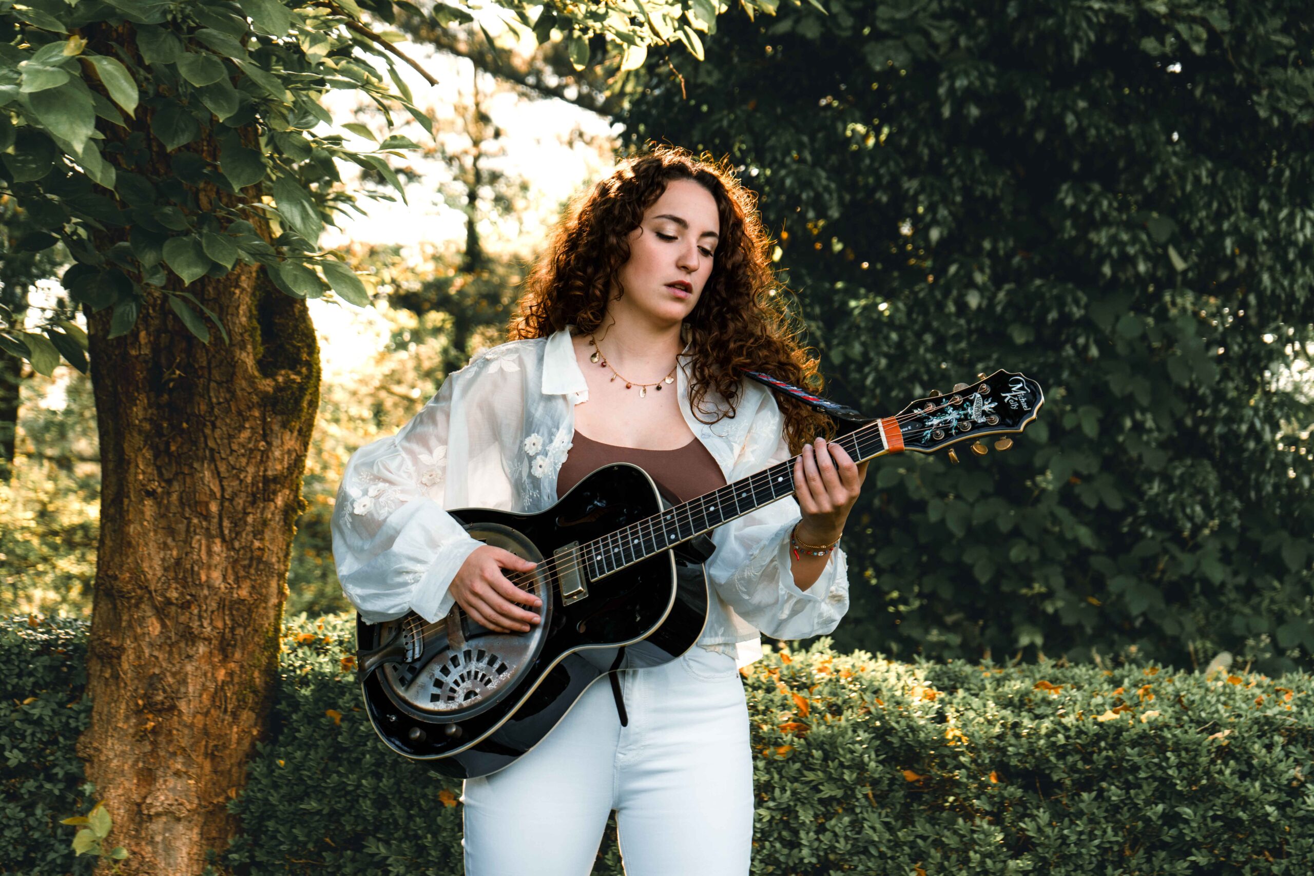 Camilla Buzzetti – Esce”Let me in”: un brano che racconta un amore sfuggente